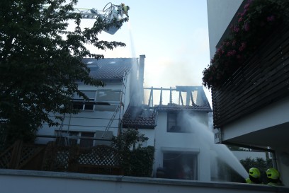 Wolfschlugen: Dachstuhlbrand in Mehrfamilienhaus