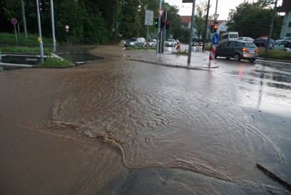 Esslingen: Bachbett ueber die Ufer getreten- Strasse ueberschwemmt