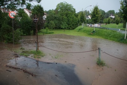 Esslingen: Bachbett ueber die Ufer getreten- Strasse ueberschwemmt
