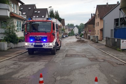 Esslingen: Bach laeuft ueber- Strasse wird zum reisenden Fluss