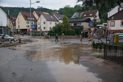 Esslingen: Bach laeuft ueber- Strasse wird zum reisenden Fluss