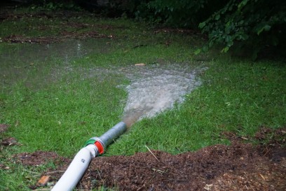 Esslingen - Kennenburg: Hainbach ueberschwemmt Garten und Keller in der Kenneburger Strasse 31