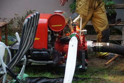 Esslingen - Kennenburg: Hainbach ueberschwemmt Garten und Keller in der Kenneburger Strasse 31