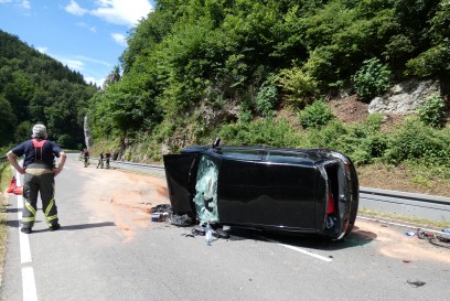 Bad Urach: PKW kommt von Fahrbahn ab und ueberschlaegt sich