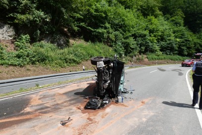Bad Urach: PKW kommt von Fahrbahn ab und ueberschlaegt sich