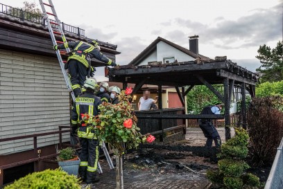 Alfdorf-Pfahlbronn: Brand eines Carports - Feuerwehr kann uebergreifen auf Haus verhindern