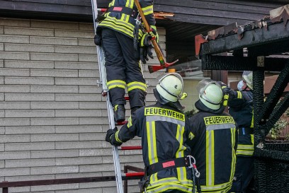 Alfdorf-Pfahlbronn: Brand eines Carports - Feuerwehr kann uebergreifen auf Haus verhindern