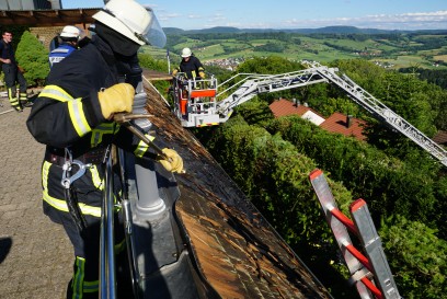 Hohenstaufen: Brand in Hotel - Dach eines Schwimmbades in Brand
