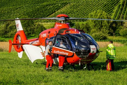 Weinstadt-Beutelsbach: Mann in 17 Meter Hoehe in Hochregallager der Remstalkellerei eingeklemmt - Rettungshubschrauber im Einsatz