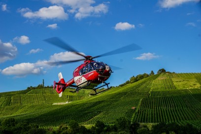 Weinstadt-Beutelsbach: Mann in 17 Meter Hoehe in Hochregallager der Remstalkellerei eingeklemmt - Rettungshubschrauber im Einsatz
