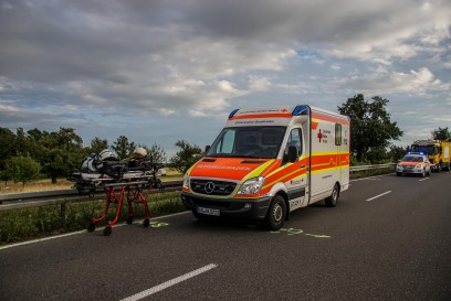 Sindelfingen-Maichingen: Verkehrsunfall mit einem toedlich und zwei schwerverletzten Personen