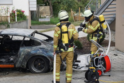 Esslingen-Sulzgries: Porsche brannte vor Tiefgarage
