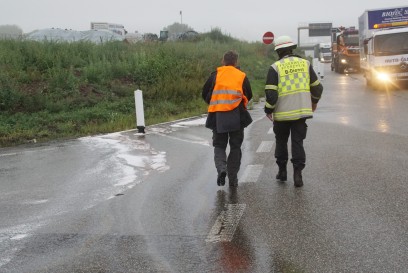 Pforzheim: Lkw beschaedigt Dieseltank - Feuerwehr Gefahrguteinsatz