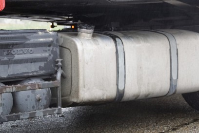 Pforzheim: Lkw beschaedigt Dieseltank - Feuerwehr Gefahrguteinsatz