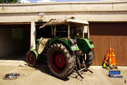 Oppenweiler: Traktor faehrt in Garagenwand