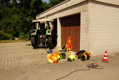 Oppenweiler: Traktor faehrt in Garagenwand