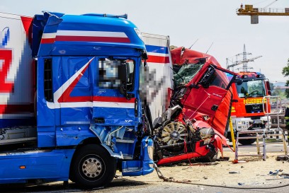Wendlingen/A8: mehrere Sattelzuege fahren ineinander - Vollsperrung - mehrere verletze 