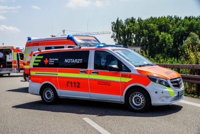 Wendlingen/A8: mehrere Sattelzuege fahren ineinander - Vollsperrung - mehrere verletze 