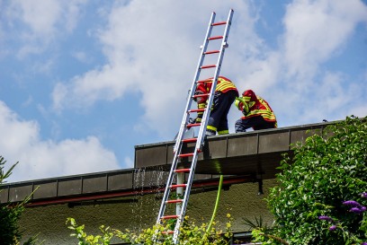 Aichwald-Aichelberg: Wespennest abgeflammt und Terrassenueberdachung in Brand gesetzt