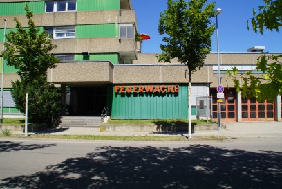 Kirchheim: Rettungshubschrauber landet fuer Verlegung eines Patienten auf dem Glaende der Freiwilligen Feuerwehr 