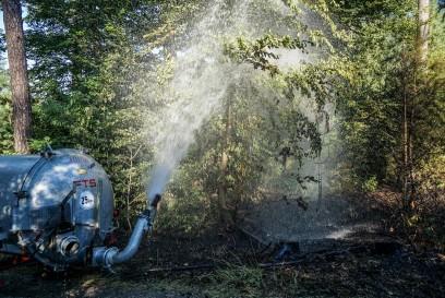 Murrhardt-Schlosshof: 400 qm Wald in Brand – Landwirte helfen mit Wasserfaessern