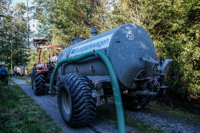 Murrhardt-Schlosshof: 400 qm Wald in Brand – Landwirte helfen mit Wasserfaessern