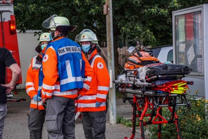 Pluederhausen: Brand auf einem Balkon eines Hochhauses loest Grosseinsatz aus