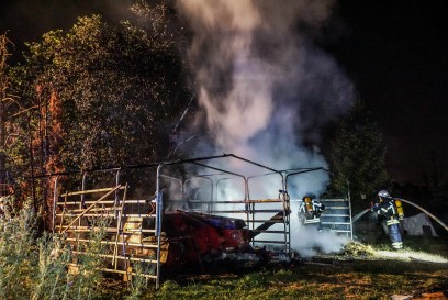 Waiblingen-Beinstein: Strohlager und seltene Ballenpresse geht in Flammen auf – Brandstiftung?