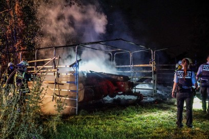 Waiblingen-Beinstein: Strohlager und seltene Ballenpresse geht in Flammen auf – Brandstiftung?