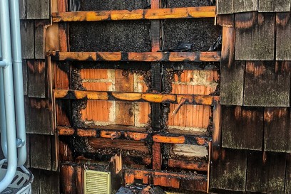 Sindelfingen-Darmsheim: Nach Schweissarbeiten Feuer in der Gebaeudefassade