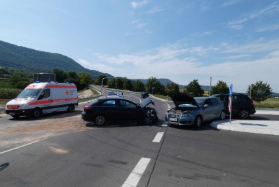 B28/ Dettingen a.d. Erms: Kreuzungcrash fordert Verletzte 