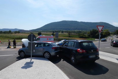 B28/ Dettingen a.d. Erms: Kreuzungcrash fordert Verletzte 