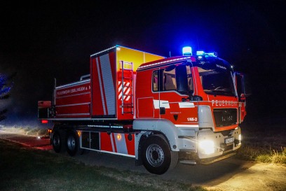 Esslingen-Berkheim: 30 Meter langer Holzstapel in Vollbrand – Brandstiftung?