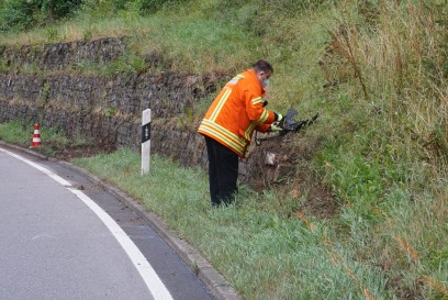 Altensteig: Pkw kommt auf der L348 von der Fahrbahn ab ueberschlaegt sich - Fahrer verstorben
