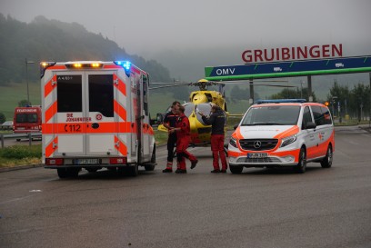 Gruibingen A8: Transporter faehrt auf parkenden LKW - 3 Verletzte