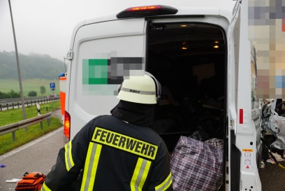 Gruibingen A8: Transporter faehrt auf parkenden LKW - 3 Verletzte