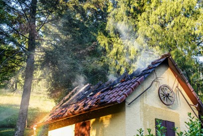 Althuette-Sechselberg: Gartenhuette in Brand 