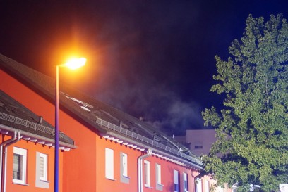 Pforzheim: Hausbrand beschaedigt zwei Reihenhaeuser - Feuerwehr Grosseinsatz