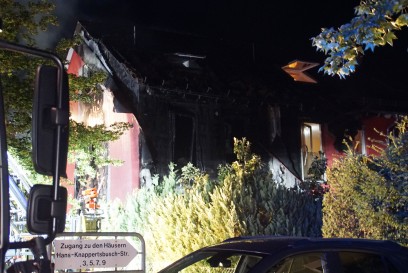 Pforzheim: Hausbrand beschaedigt zwei Reihenhaeuser - Feuerwehr Grosseinsatz