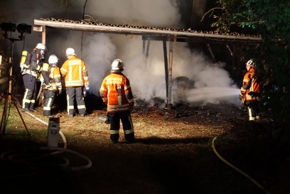 Benningen a.N. : Brand eines Holzlagers mit Reisig 