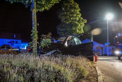 Hildrizhausen: 53-jaehrige Fahrerin faehrt alkoholisiert gegen einen Baum