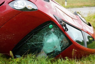 Heinigen: PKW kommt von Fahrbahn ab und ueberschlaegt sich