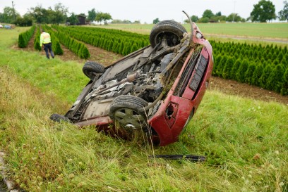 Heinigen: PKW kommt von Fahrbahn ab und ueberschlaegt sich