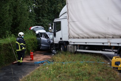 Tamm: LKW kracht in PKW - mehrere Personen verletzt