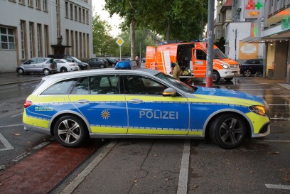 Esslingen: Radweg ueberschwemmt wegen verstopftem Strassenablauf 