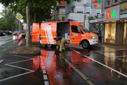 Esslingen: Radweg ueberschwemmt wegen verstopftem Strassenablauf 