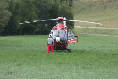 Gomadingen/L249: Pkw ueberschlaegt sich – 2 eingeklemmte verletzte Personen – Rettungshubschrauber im Einsatz