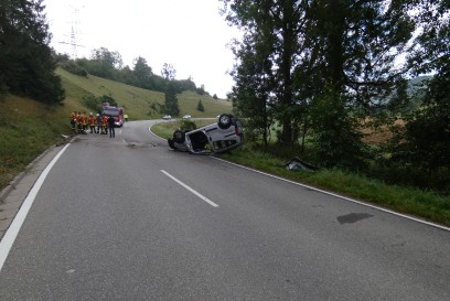Gomadingen/L249: Pkw ueberschlaegt sich – 2 eingeklemmte verletzte Personen – Rettungshubschrauber im Einsatz