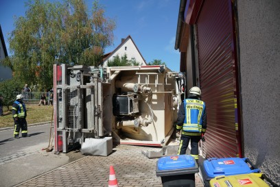 Ohmden: LKW kippt in 30 Zone - Fahrer unverletzt