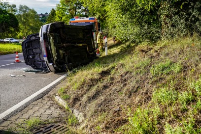 Esslingen-Oberesslingen: Pkw legt sich auf die Seite – Fahrerin verletzt